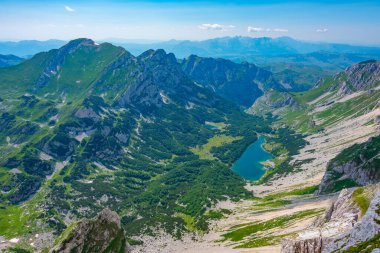 Karadağ 'ın Bobotuv Kuk dağının hakim olduğu Durmitor Milli Parkı Panoraması