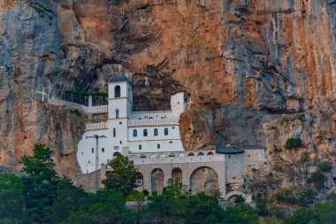 Karadağ 'daki Ostrog manastırının gün batımı manzarası