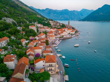 Karadağ 'da Perast' in havadan görünüşü