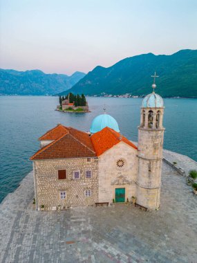 Skrpjela Leydisi Kilisesi ve Karadağ 'da Perast yakınlarındaki Aziz George Katolik Manastırı