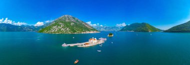 Skrpjela Leydisi Kilisesi ve Karadağ 'da Perast yakınlarındaki Aziz George Katolik Manastırı