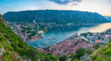 Karadağ 'da Kotor' un günbatımı görünümü