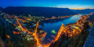 Karadağ 'da Kotor' un günbatımı görünümü