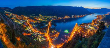 Karadağ 'da Kotor' un günbatımı görünümü