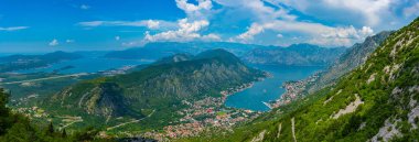 Karadağ 'daki Boka Kotorska körfezi ve Tivat' ın hava manzarası