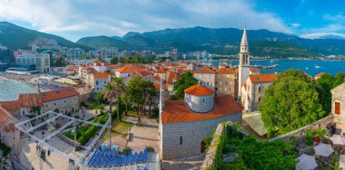 Eski Budva 'nın havadan görünüşü, mongol.