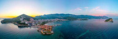 Karadağ 'ın eski Budva kentinde günbatımı manzarası