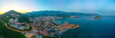 Karadağ 'ın eski Budva kentinde günbatımı manzarası