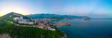 Karadağ 'ın eski Budva kentinde günbatımı manzarası