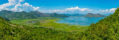 Karadağ 'daki Skadar gölünün Panorama manzarası