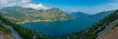 Karadağ 'ın Perast kentindeki Boka Kotorska körfezinin havadan görüntüsü