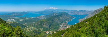 Karadağ 'daki Boka Kotorska körfezi ve Tivat' ın hava manzarası