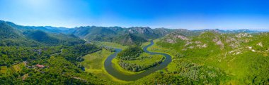 Rijeka Crnojevica Nehri 'nin Meander' i Mongro 'daki Skadar Gölü' ne çıkıyor.
