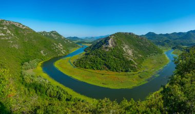 Rijeka Crnojevica Nehri 'nin Meander' i Mongro 'daki Skadar Gölü' ne çıkıyor.