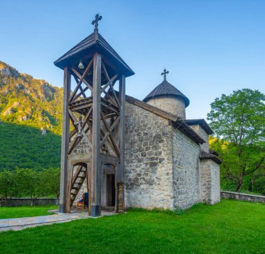 Karadağ 'daki Dobrilovina Manastırı' nın gün batımı manzarası