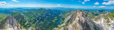 Karadağ 'ın Bobotuv Kuk dağının hakim olduğu Durmitor Milli Parkı Panoraması
