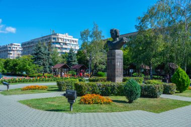Romanya 'nın Ploiesti kentindeki bir parkta yaz günü