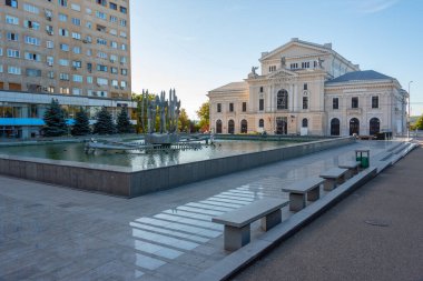 Romanya 'nın Drobeta-Turnu Severin kentindeki kinetik çeşme ve kültür sarayı
