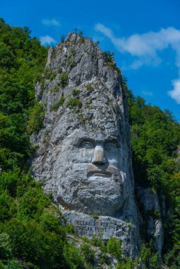 Romanya 'daki Demir Kapı Ulusal Parkı' nda Kaya Decebalus Heykeli