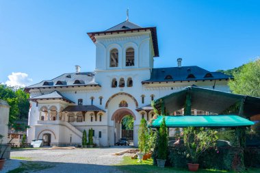 Romanya 'daki Lainici Manastırı' nda yaz günü