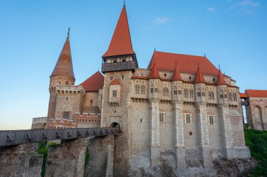 Romanya 'nın Hunedoara kentindeki Korvin şatosunun gün batımı manzarası