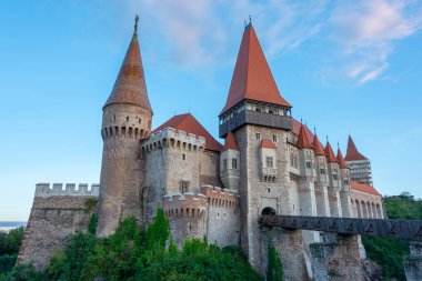 Romanya 'nın Hunedoara kentindeki Korvin şatosunun gün batımı manzarası