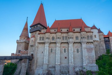 Romanya 'nın Hunedoara kentindeki Korvin şatosunun gün batımı manzarası