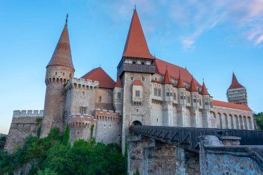 Romanya 'nın Hunedoara kentindeki Korvin şatosunun gün batımı manzarası