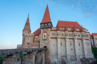 Romanya 'nın Hunedoara kentindeki Korvin şatosunun gün batımı manzarası