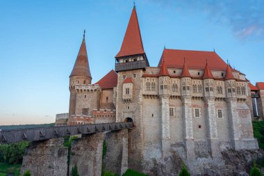 Romanya 'nın Hunedoara kentindeki Korvin şatosunun gün batımı manzarası