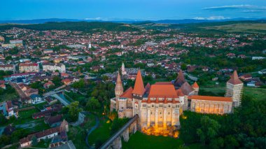Romanya 'nın Hunedoara kentindeki Korvin şatosunun günbatımı manzarası