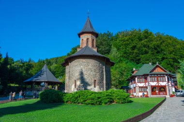Romanya 'daki Prislop manastırı güneşli bir günde