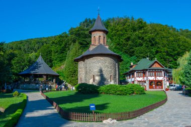 Romanya 'daki Prislop manastırı güneşli bir günde