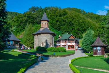 Romanya 'daki Prislop manastırı güneşli bir günde