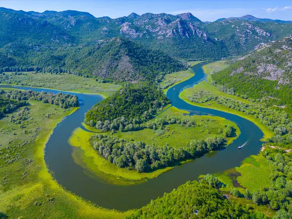 Rijeka Crnojevica Nehri 'nin Meander' i Mongro 'daki Skadar Gölü' ne çıkıyor.