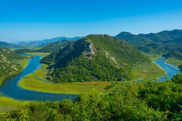 Rijeka Crnojevica Nehri 'nin Meander' i Mongro 'daki Skadar Gölü' ne çıkıyor.