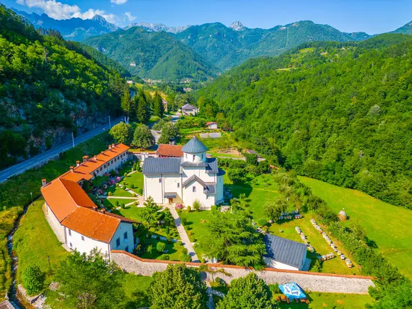 Karadağ 'daki Moraca manastırı manzarası
