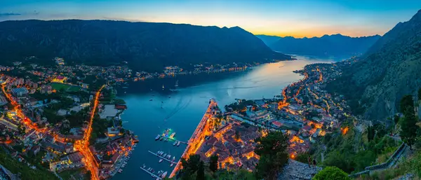 Karadağ 'da Kotor' un günbatımı görünümü