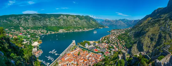 Karadağ 'daki Giovanni kalesinden Kotor' un Panorama manzarası