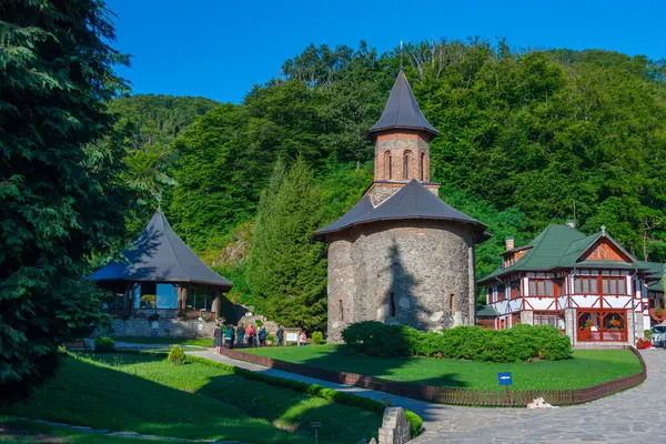 Romanya 'daki Prislop manastırı güneşli bir günde