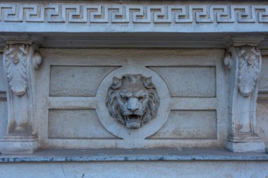 Romanya 'nın Arad kentindeki Devrim Bulvarı' nda tarihi saray