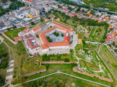 Romanya 'da yaz günü Oradea Kalesi manzarası