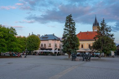 Romanya 'nın Baia Mare kentindeki ana meydanın gün batımı manzarası