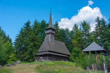 Romanya 'nın Sighetu Marmatiei kentindeki Maramures Village Museum' daki ahşap kilise.