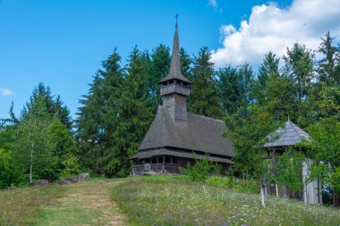 Romanya 'nın Sighetu Marmatiei kentindeki Maramures Village Museum' daki ahşap kilise.
