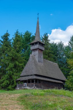 Romanya 'nın Sighetu Marmatiei kentindeki Maramures Village Museum' daki ahşap kilise.