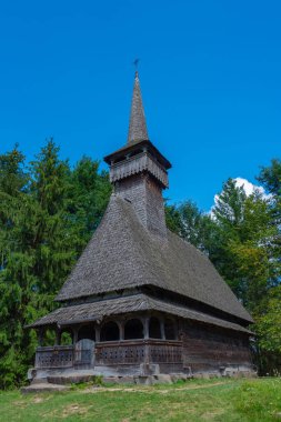 Romanya 'nın Sighetu Marmatiei kentindeki Maramures Village Museum' daki ahşap kilise.