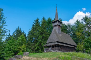 Romanya 'nın Sighetu Marmatiei kentindeki Maramures Village Museum' daki ahşap kilise.