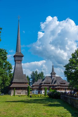 Romanya 'daki Peri-Sapanta Manastırı güneşli bir günde
