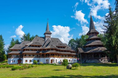 Romanya 'daki Peri-Sapanta Manastırı güneşli bir günde